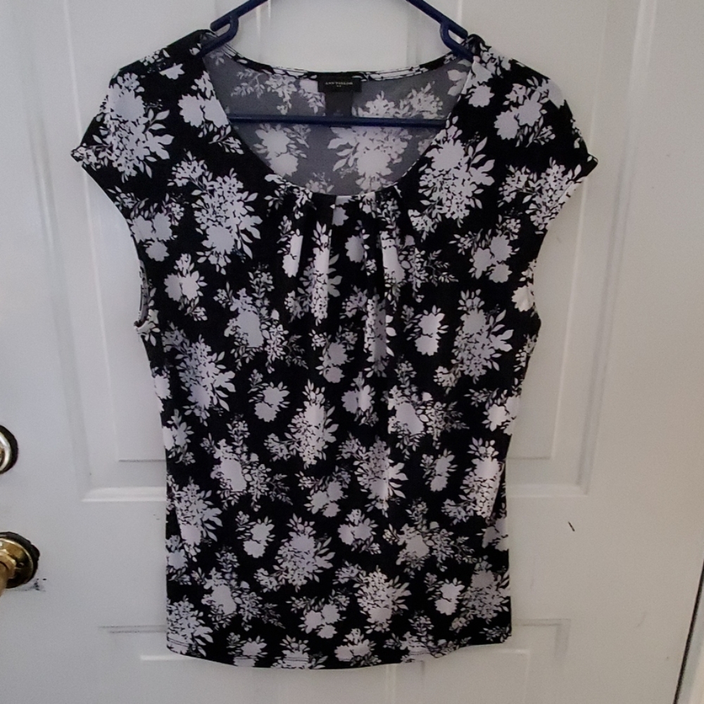 Adorable Ann Taylor top
